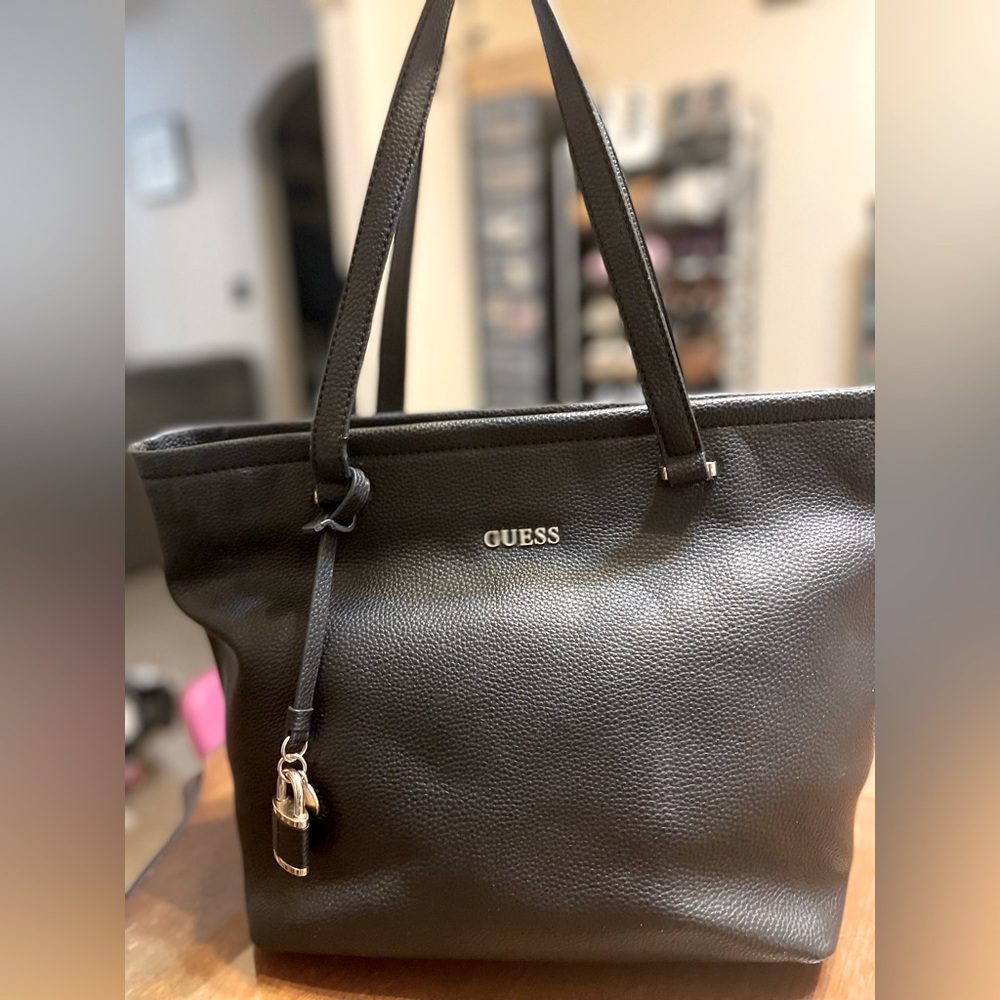 Guess tote
